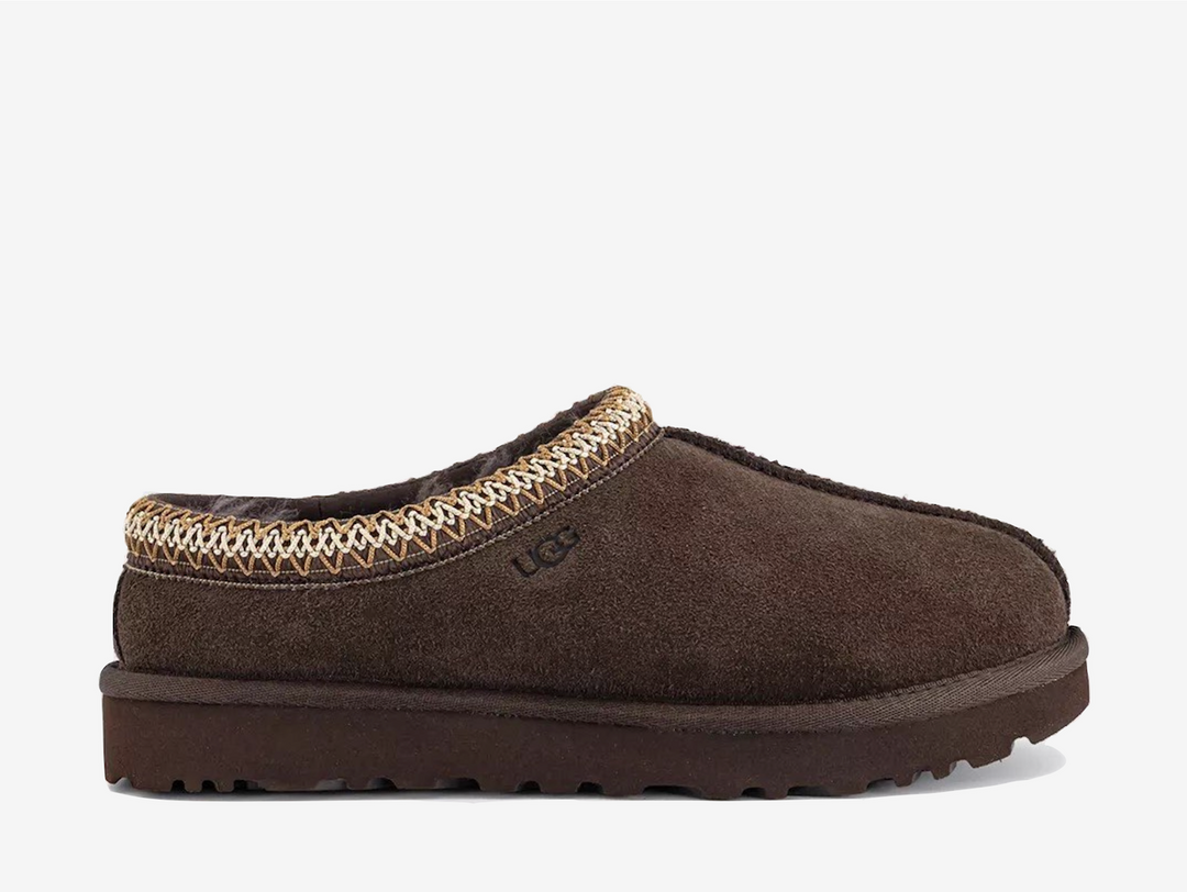 The UGG Tasman Slipper Dusted Cocoa features a rich brown suede upper finished with signature woven detailing around the collar. Its soft lining and lightweight outsole make it a comfortable option for both indoor and outdoor wear.
