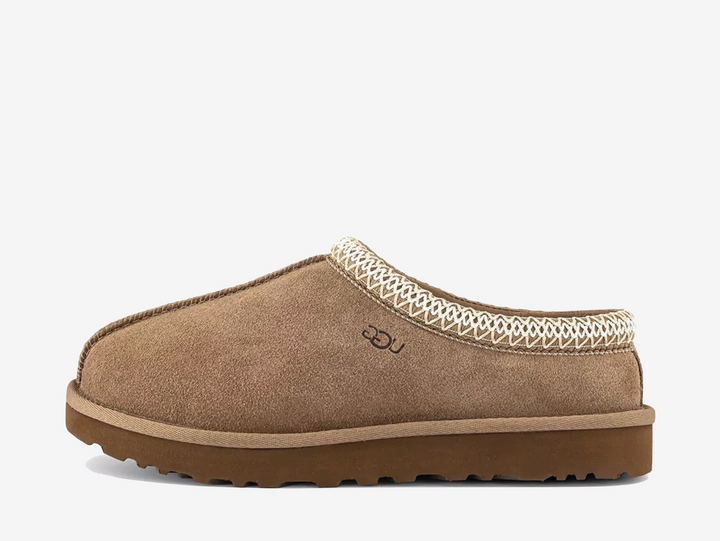 The UGG Tasman Slipper Light Bronze brings a warm neutral finish to one of UGG’s most recognisable silhouettes. Soft suede, signature braid detailing and a plush interior combine with a lightweight outsole for everyday comfort.
