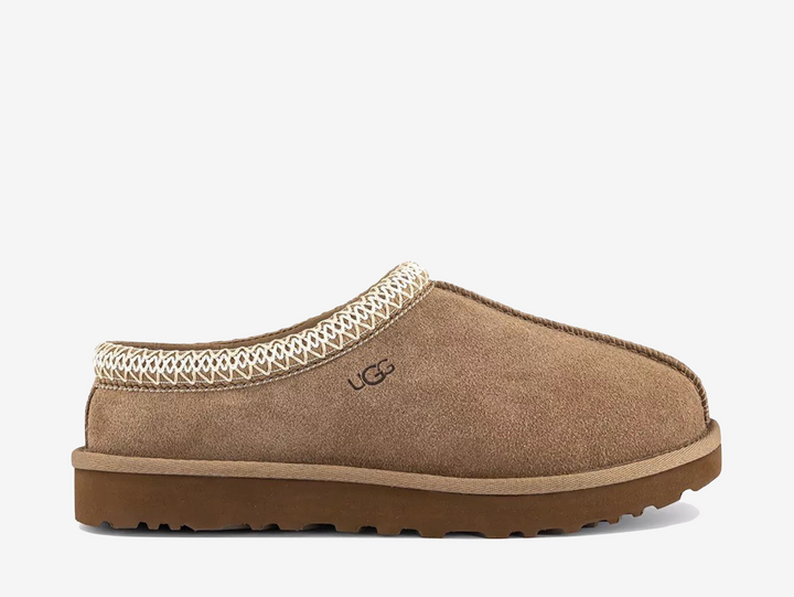 The UGG Tasman Slipper Light Bronze brings a warm neutral finish to one of UGG’s most recognisable silhouettes. Soft suede, signature braid detailing and a plush interior combine with a lightweight outsole for everyday comfort.