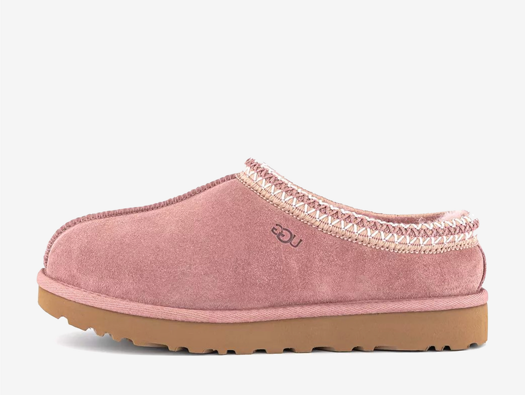 Step into comfort with the UGG Tasman Slipper II in Pink Dawn. Crafted with premium suede and lined with soft UGGplush™ wool blend, this easy slip-on delivers all-day warmth with a lightweight Treadlite by UGG™ outsole for indoor-outdoor wear. Finished with signature Tasman braid detailing and a fresh pastel hue, it’s the cosy essential you’ll live in.
