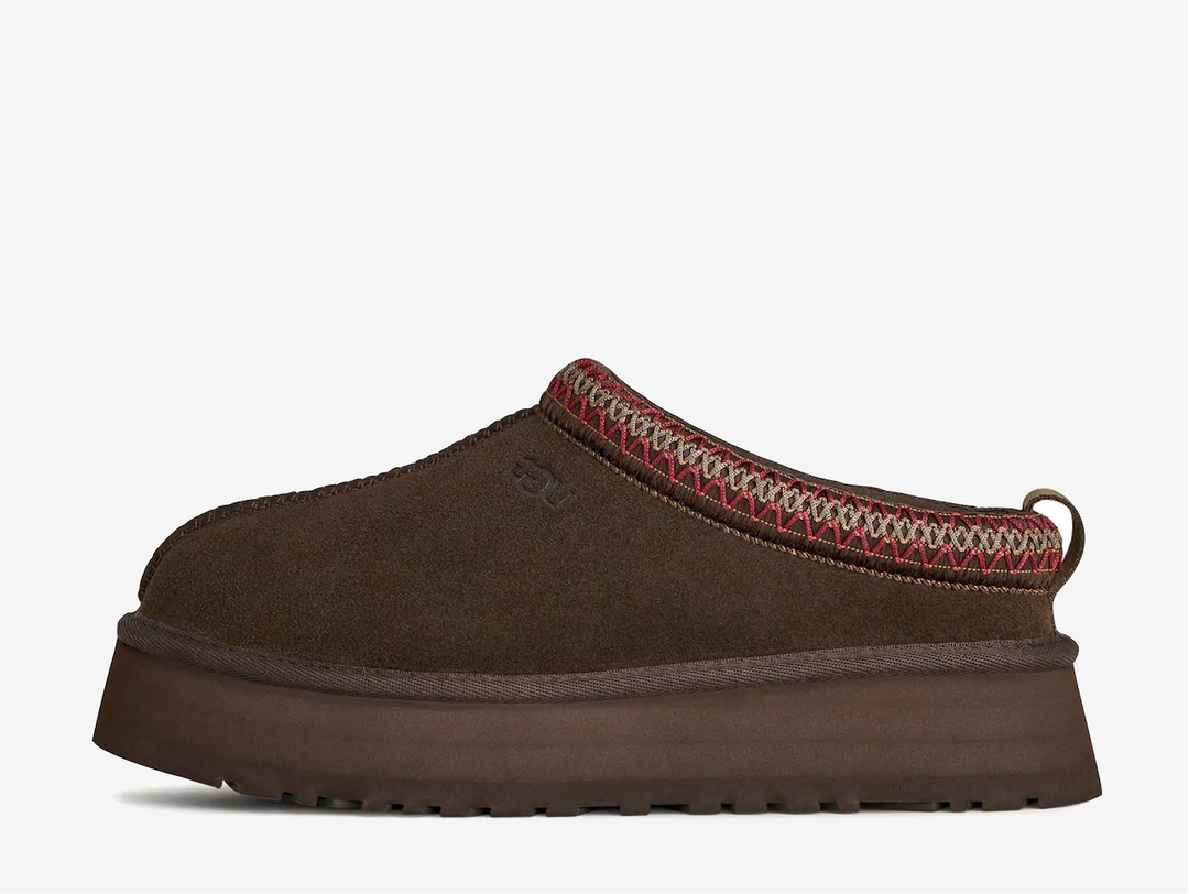 A cozy upgrade to the classic Tasman, the Tazz II in Dusted Cocoa features a soft suede upper, plush 10mm sheepskin lining, and a signature UGGbraid made from recycled fibers. Its 1.75" platform and sugarcane EVA outsole offer lightweight comfort and a smooth rocker shape for effortless movement — perfect for indoor lounging or outdoor strolls.