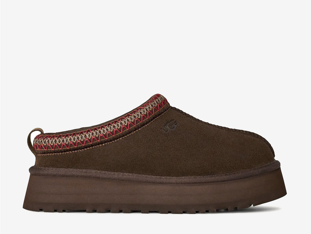 A cozy upgrade to the classic Tasman, the Tazz II in Dusted Cocoa features a soft suede upper, plush 10mm sheepskin lining, and a signature UGGbraid made from recycled fibers. Its 1.75" platform and sugarcane EVA outsole offer lightweight comfort and a smooth rocker shape for effortless movement — perfect for indoor lounging or outdoor strolls.