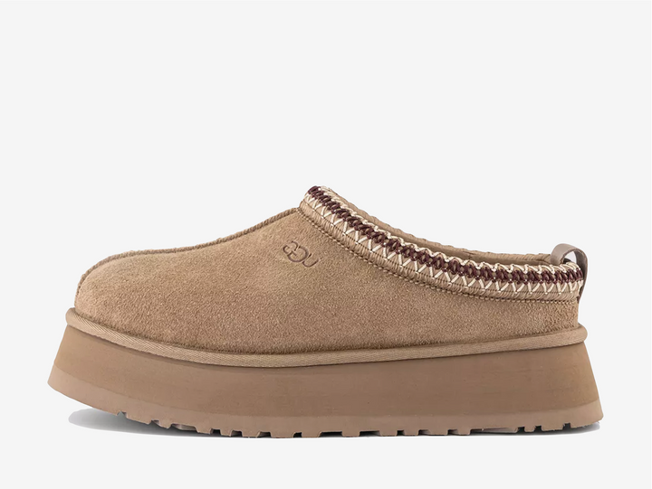 The Tazz is the shoe of the season, taking inspiration for the Tasman but adding a platform for drama. A multi-wear style to be worn at home or out and about; a casual style to add to every outfit. In AW25 the Tasman and Tazz will feature new sheepskin lining instead of the UGGplush, offering natural insulation, moisture absorption, plush and soft feel.