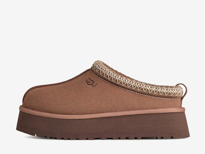 The Tazz is the shoe of the season, taking inspiration for the Tasman but adding a platform for drama. A multi-wear style to be worn at home or out and about; a casual style to add to every outfit. In AW25 the Tasman and Tazz will feature new sheepskin lining, offering natural insulation, moisture absorption, plush and soft feel.