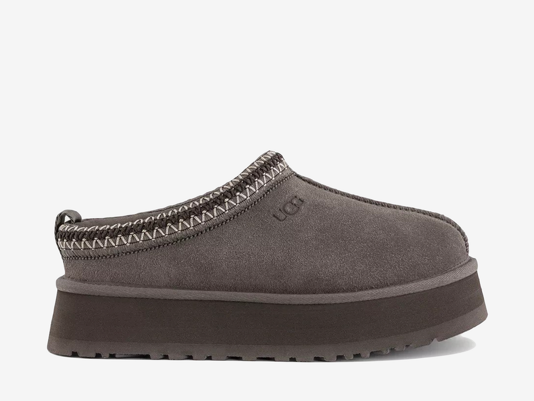 The UGG Tazz Slipper Dried Oregano features an earthy green suede upper paired with signature braid detailing around the collar. A soft lining and chunky platform sole complete the silhouette with added warmth, cushioning and height.