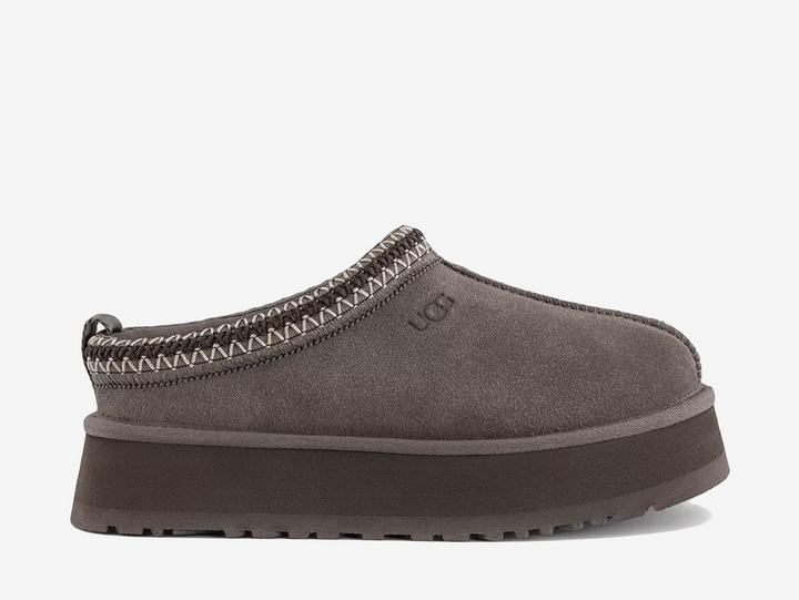The UGG Tazz Slipper Dried Oregano features an earthy green suede upper paired with signature braid detailing around the collar. A soft lining and chunky platform sole complete the silhouette with added warmth, cushioning and height.