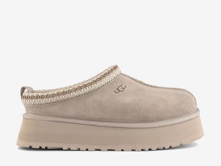 The Tazz is the shoe of the season, taking inspiration for the Tasman but adding a platform for drama. A multi-wear style to be worn at home or out and about; a casual style to add to every outfit. In AW25 the Tasman and Tazz will feature new sheepskin lining instead of the UGGplush, offering natural insulation, moisture absorption, plush and soft feel.