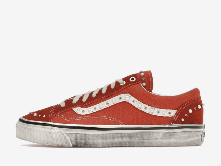 The Vans LX Old Skool 36 Pearlized Rust Bronze brings a refined finish to the classic Old Skool silhouette, using a brown upper with a subtle pearlized sheen that catches light and adds depth. The familiar low top structure stays intact, with clean paneling and the signature side stripe keeping it rooted in skate heritage. The elevated finish gives the shoe a slightly more polished feel while maintaining its everyday wearability.