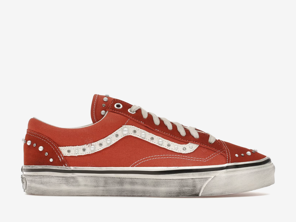 The Vans LX Old Skool 36 Pearlized Rust Bronze brings a refined finish to the classic Old Skool silhouette, using a brown upper with a subtle pearlized sheen that catches light and adds depth. The familiar low top structure stays intact, with clean paneling and the signature side stripe keeping it rooted in skate heritage. The elevated finish gives the shoe a slightly more polished feel while maintaining its everyday wearability.