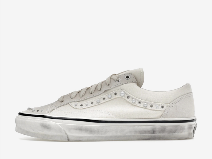 The Vans LX Old Skool 36 Pearlized White features a clean pearlised finish across the classic low-top silhouette. Signature Vans detailing and a traditional vulcanised sole complete the pair with a refined, versatile look.