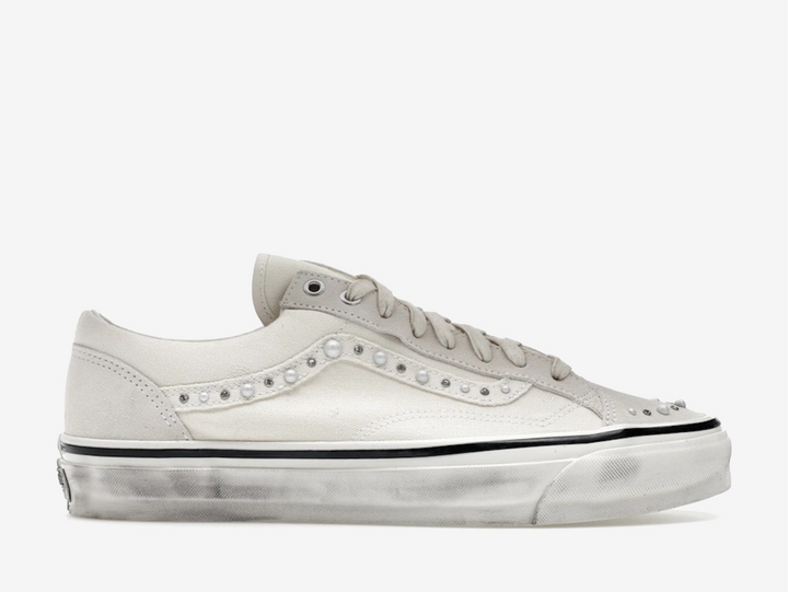 The Vans LX Old Skool 36 Pearlized White features a clean pearlised finish across the classic low-top silhouette. Signature Vans detailing and a traditional vulcanised sole complete the pair with a refined, versatile look.
